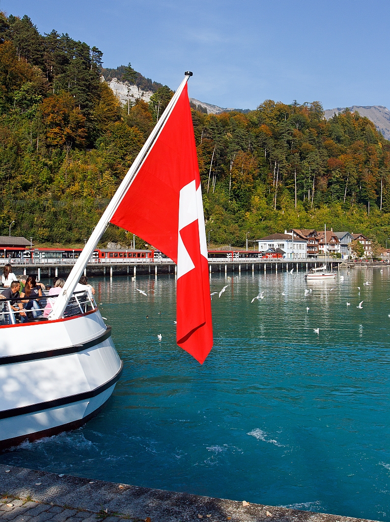 Am 30.09.2011 stehe ich auf dem Anlegesteg der BLS mein Blick schweift am Heck der MS Brienz vorbei �ber den Brienzersee zum Bahnhof Brienz, dort h�lt eine De 110 der Zentralbahn mit einem IR (Interlaken - Luzern).