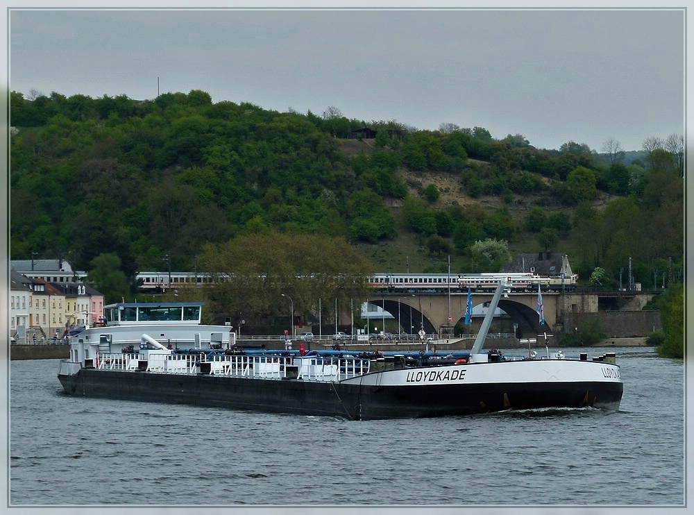 Die  Lorraine  zieht den IC nach Koblenz �ber die Sauerbr�cke in Wasserbillig und wird von dem sch�nen Moselschiff  Lloydkade  zugefahren. 17.04.2011 (Jeanny)