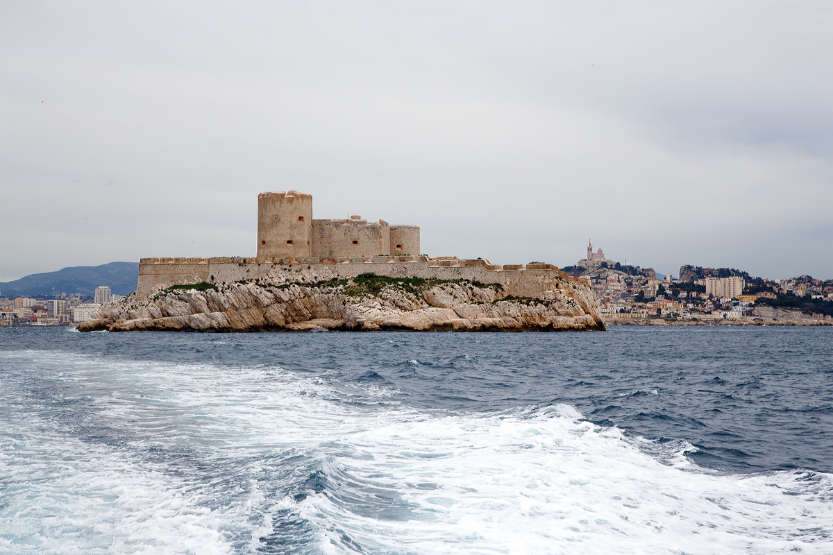 
Blick auf die Île d’If mit dem Château d’If, auf unserer Fahrt am 25.03.2015 zu den Frioul-Inseln.  Dahinter liegt nun Marseille, oben auf dem Berg (der höchsten Erhebung von Marseille) kann man sehr gut die Wallfahrtskirche Notre-Dame de la Garde erkennen.