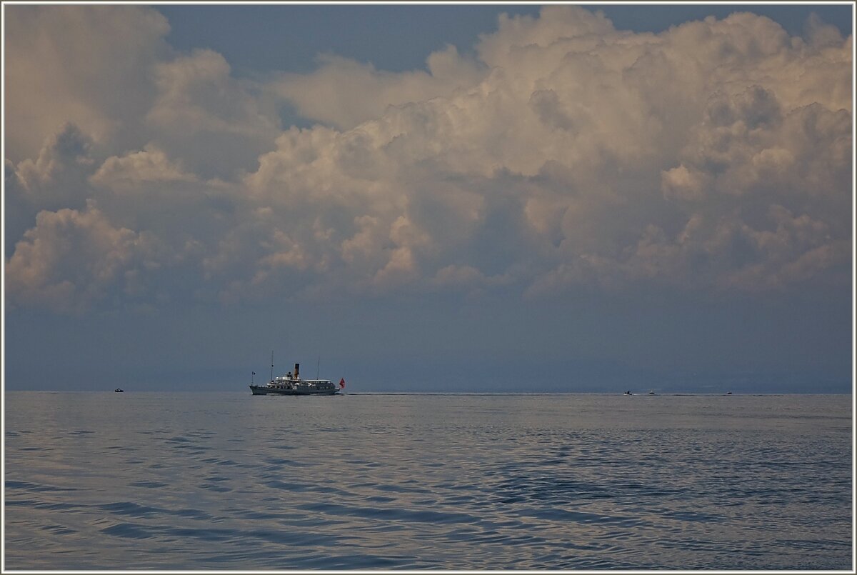 Das Dampfschiff Simplon auf der Fahrt nach Vevey, wirkt vor der grossen Wolkenwand beinahe winzig.
(09.05.2022)