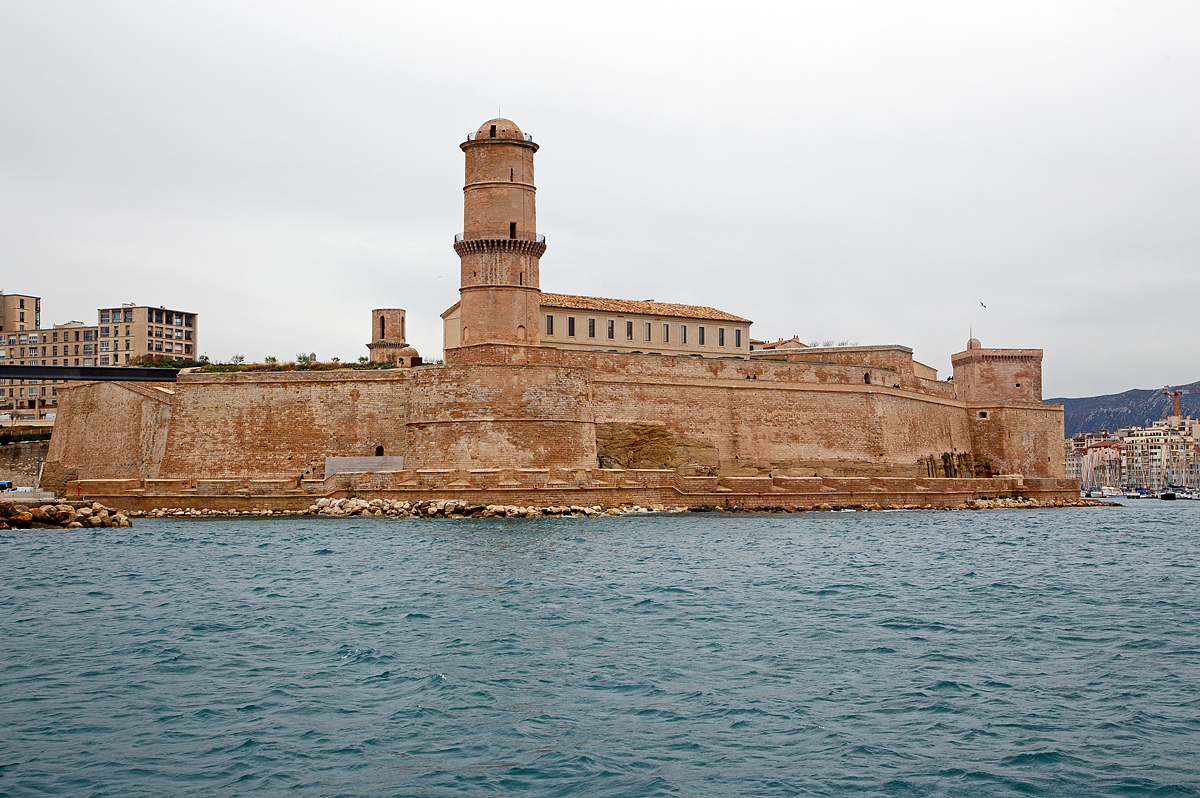 Der Blick von der Seeseite auf Fort Saint-Jean am 25.03.2015, eine Festung in Marseille, die 1660 unter Louis XIV am Eingang zum Alten Hafen gebaut, davor war dort vom zwölften Jahrhundert die  Kommende   (Niederlassung) des Souveräner Ritter- und Hospitalorden vom Heiligen Johannes von Jerusalem von Rhodos und von Malta (Malteserorden oder kurz Malteser).
