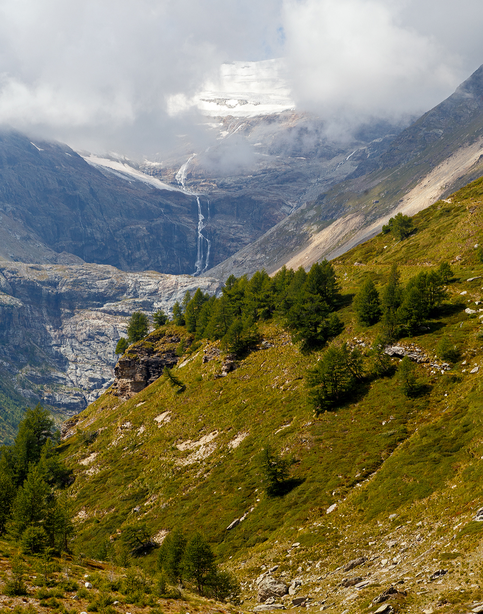Eigentlich ist es viel zu warm, auch wenn es uns in den Ferien freut...
Wir fahren am 06.09.2021 nun von Ospizio Bernina hinab nach Alp Grüm und blicken nun auf den Palügletscher bzw. was davon noch zu sehen ist. Deutlich sieht man wieviel Schmelzwasser herab läuft.

