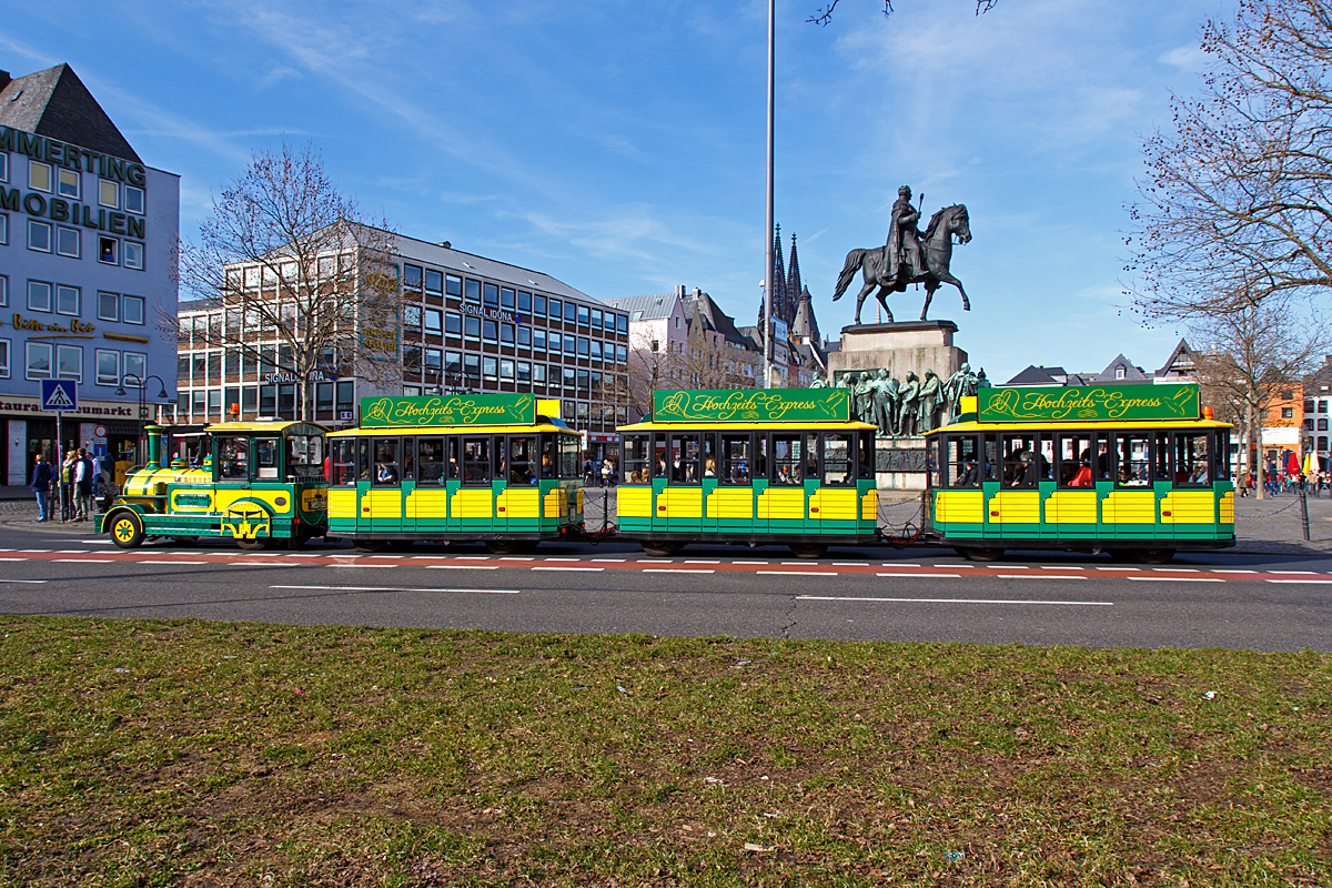 
Ein Petit Train am 08.03.2015 in Köln am Heumarkt.  
Ein Muson River 1894 vom italienischen Hersteller DOTTO TRAINS mit 3 Anhänger.
