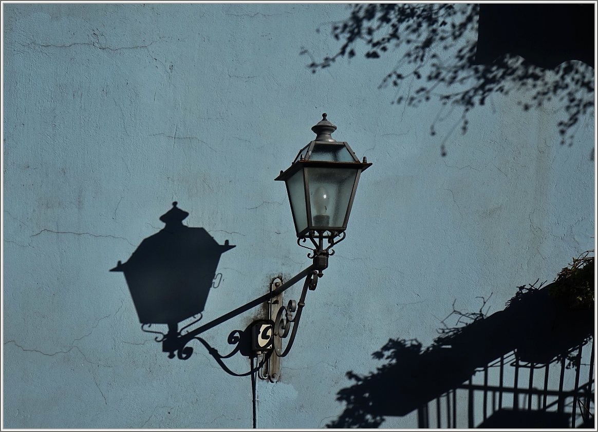 Eine Laterne und ihr Schatten
(08.12.2014)