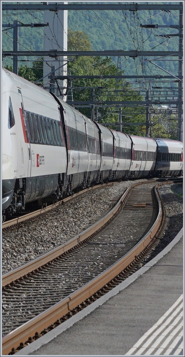 Entstanden aus einer Anregung von Matthias: die Neigungen eines ICN. Der gewählte, relavtiv kleine Ausschnitt lies leider nur das nciht ganz passende Hochforamt zu. Ich denke um die Bildidee wirklich gut umzusetzen, müsste das Foto selbst dies schon beim Auslösen entsprechend gestaltet wrden und nicht nachträglich ein Bildauschnitt gewählt werden.
16.5.2017