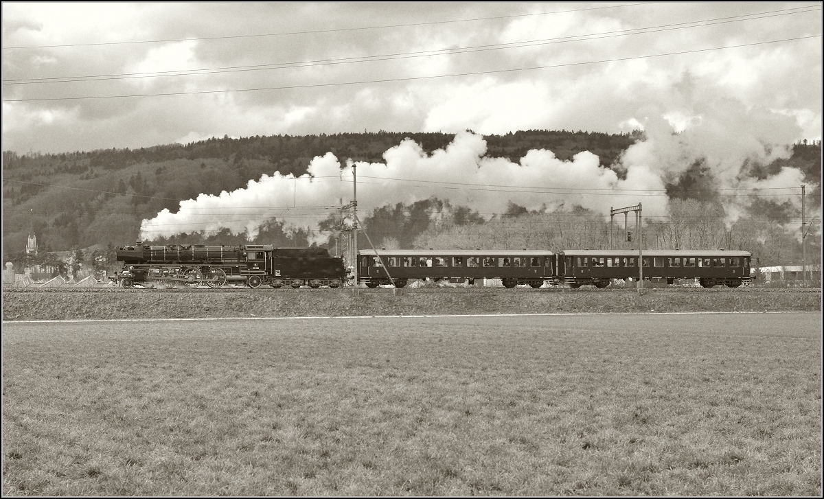 Für den Fan der SW-Nostalgie, 01 202 mit passendem Zug (und passend gemacht) bei Wohlen. Hier mit Rotfiltersimulation. März 2015.