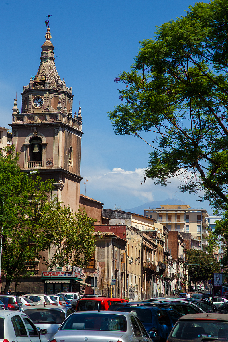 In den Straßen von Catania 17.07.2022, mit einem Blick zum höchsten aktiven Vulkan Europas dem Ätna (italienisch Etna).