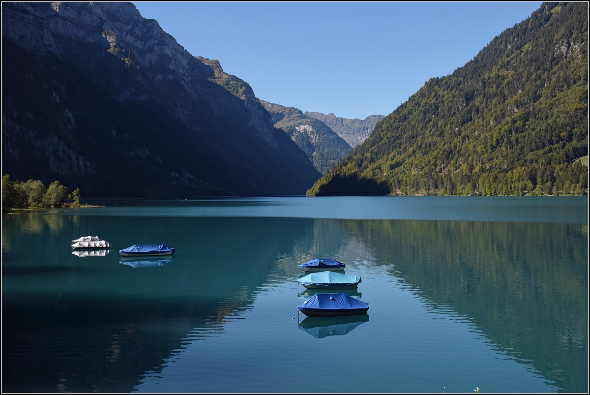 Nicht klein und fein, sondern dominant und atemberaubend, die Gegens�tze, die einem am Kl�ntaler See entgegenspringen. Auch der Schatten des Gl�rnisch-Massivs raubt f�rmlich die Landschaft. September 2018.