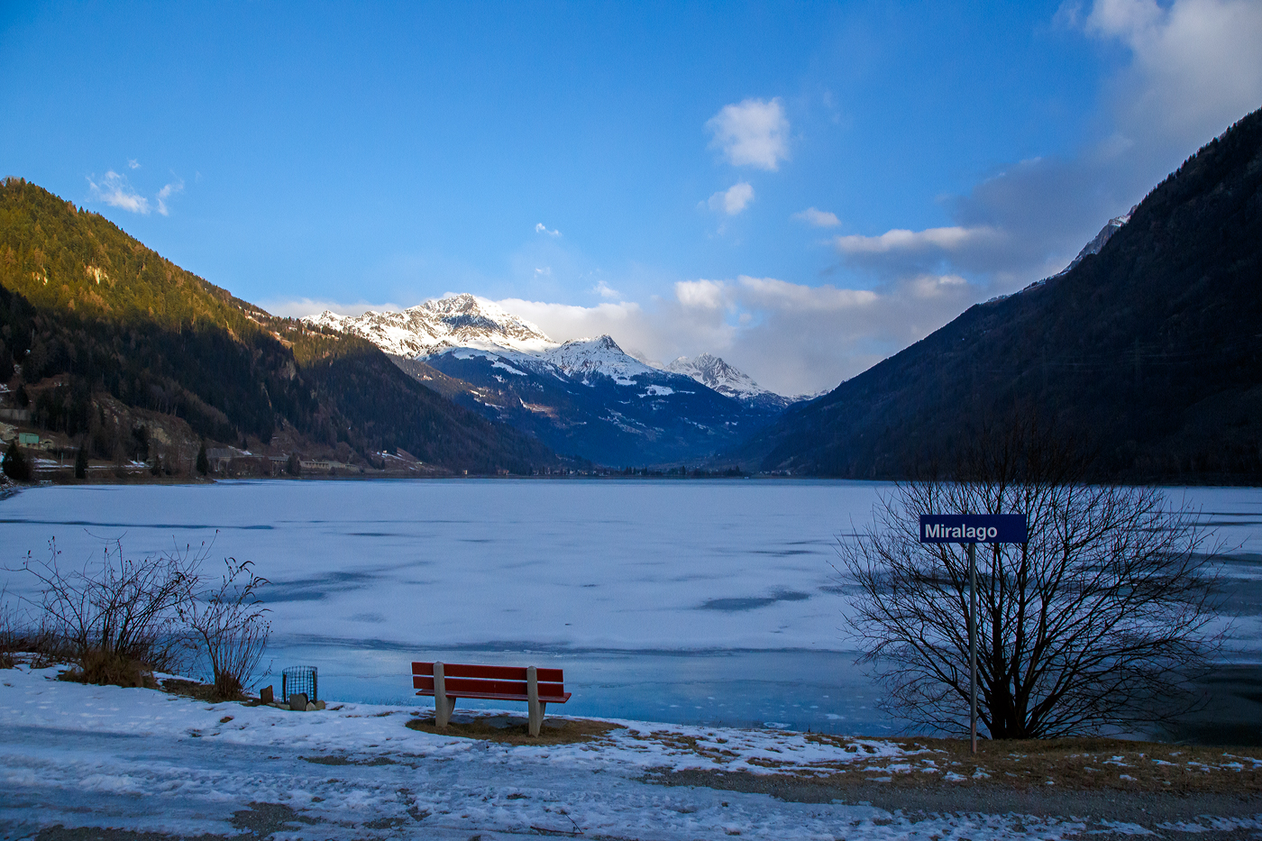 Ein winterlichen Blick von Miralago über den zugefrorenen Lago di Poschiavo, durchs Puschlav (Val Poschiavo) auf das Berninamassiv, am 20 Februar 2017 aus einem RhB-Zug.

Der Miralago (was deutsch „Seeblick“ heißt) liegt auf einer Höhe von 965 m am Südufer des Lago di Poschiavo. Die Kirche von Miralago wurde 1682 erbaut. Miralago verfügt über einen Bahnhof der Rhätischen Bahn. Die Grenze zwischen den Gemeinden Poschiavo und Brusio verläuft mitten durch den Weiler (Siedlung).
