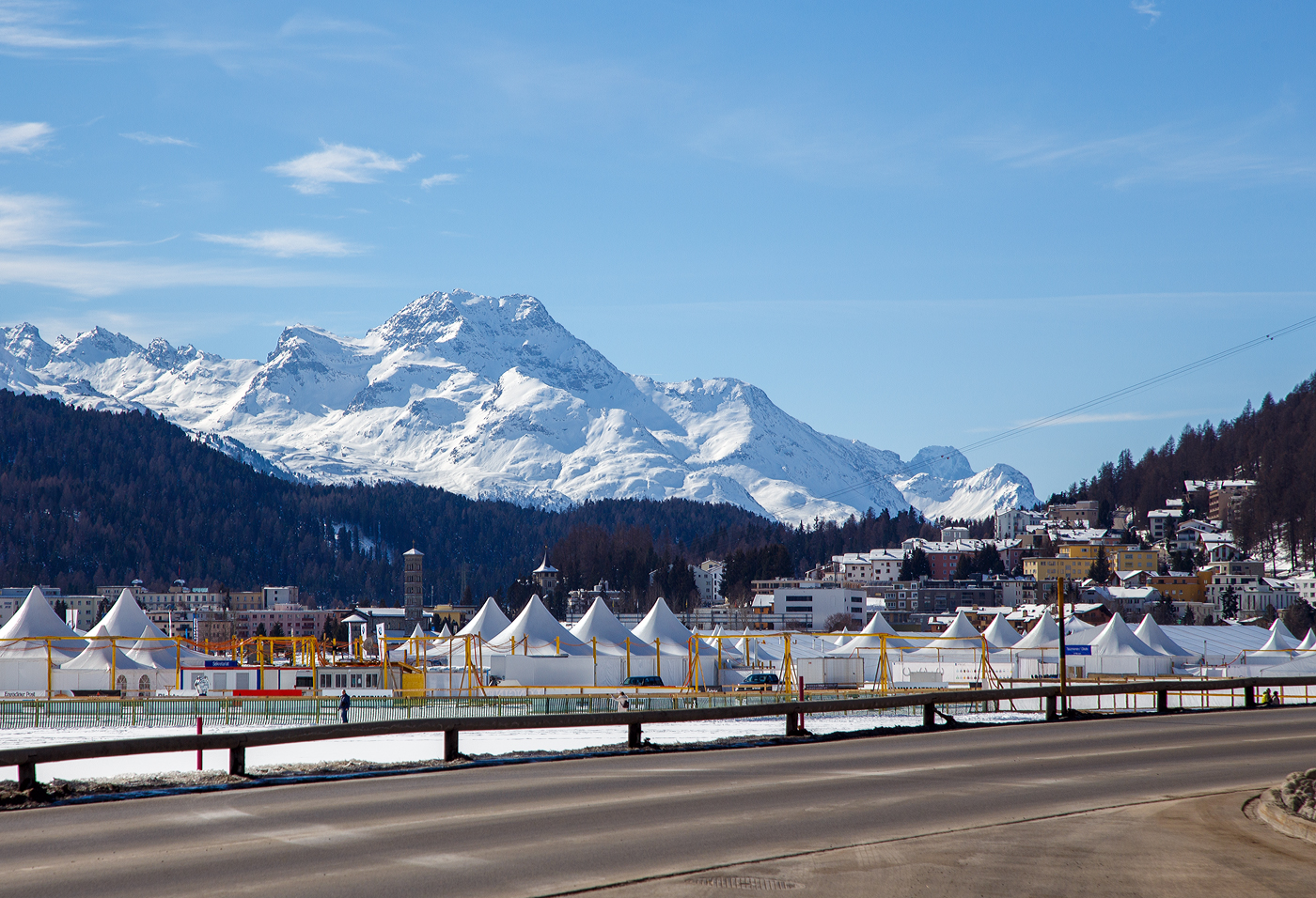 Wir waren einen Tag nach der 44. Alpinen Skiweltmeisterschaften (6. bis 19. Februar 2017) in St. Moritz. Blick vom RhB Bahnhof Sankt Moritz am 20 Februar 2017 in südlicher Richtung, hier kann man noch die vielen Zelte sehen.

Der Weg unserer Rückreise von Tirano (Italien) nach Hause führte uns mit der RhB Berninabahn über St. Moritz, hier hatten wir eine etwas längere Umsteigezeit bevor es über Chur und Landquart weiter ging.