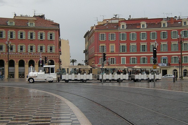 Hier kommt der  Petit Train  den Schienen schon bedeutend n�her...
Nice, im April 2009 