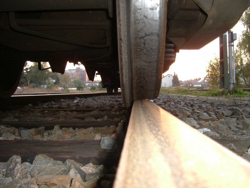 So sieht ein Rad eines Sch�ttgutwagens aus der Froschperspektive aus. 