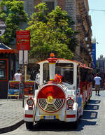 Auch auf Sizilien gibt es, wie hier am 17.07.2022 in Catania, einen Petit Train (ein Muson River 1894 vom italienischen Hersteller DOTTO TRAINS mit einem Anhänger). 