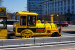 Ein Petit Train, gezogen von „Niklas“ einem Muson River 1894 vom italienischen Hersteller DOTTO TRAINS mit 3 Anhänger, des Geiger´s Linz City Express am 04 April 2025 erreicht bald von der Donau überspannenden Nibelungenbrücke kommend den Hauptplatz Linz.