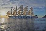 Von einem Schiff aus hatte ich die Gelegenheit dieses wunderschöne Fünf-Mast-Segelschiff zu fotografieren: der ROYAL CLIPPER ist der Nähe von Palmarola auf der Fahrt nach Civitavecchia.

Die Bauarbeiten für dieses eindrückliche Segelschiff wurde 1990 in der Danziger Werft aufgenommen, doch die infolge finanzieller Schwierigkeit nach dem Bau des Rumpfes eingestellt.  Star Clippers  übernahm dem Rumpf und liess nach dem Vorbild des Segelschiffes  Preussen  (1901-1910) in der Werft Merwede Shipyard das Schiff um- und fertig bauen. 

Das Schiff trägt die IMO-Nr. 8712178, bietet Platz für 220 Passagiere und hat eine Besatzung von 100 Personen. Seit 2000 wird der fünf-Master von Star Clippers (Monaco) eingesetzt und fährt unter der Flagge von Malta. Die IMO Nummer des Royal Clippers lautet: IMO 8712178. 

26. September 2025 