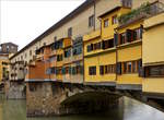 Firenze, il Ponte Vecchio. Die das erste Mal von den Etruskern gebaute Br�cke verbindet die Uffizien mit dem Palast der Medici. Sie zeichnet sich heute vor allem durch entlang ihrer beiden Br�stungsverl�ufe erbaute Schmuckl�den aus, deren Baulichkeiten teils �ber die Br�cke hinausragen. 18.05.2019 (Jeanny)