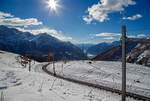 Blick vom RhB Bahnhof Alp Grüm am 20 Februar 2017 über die Himmelkurve der Berninabahn hinweg ins Puschlav (Val Poschiavo). Unten sieht man den Puschlaversee (Lago di Poschiavo ).