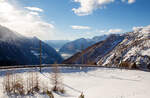 Blick vom RhB Bahnhof Alp Grüm am 20 Februar 2017 über die Himmelkurve der Berninabahn hinweg ins Puschlav (Val Poschiavo). Unten sieht man den Puschlaversee (Lago di Poschiavo ).